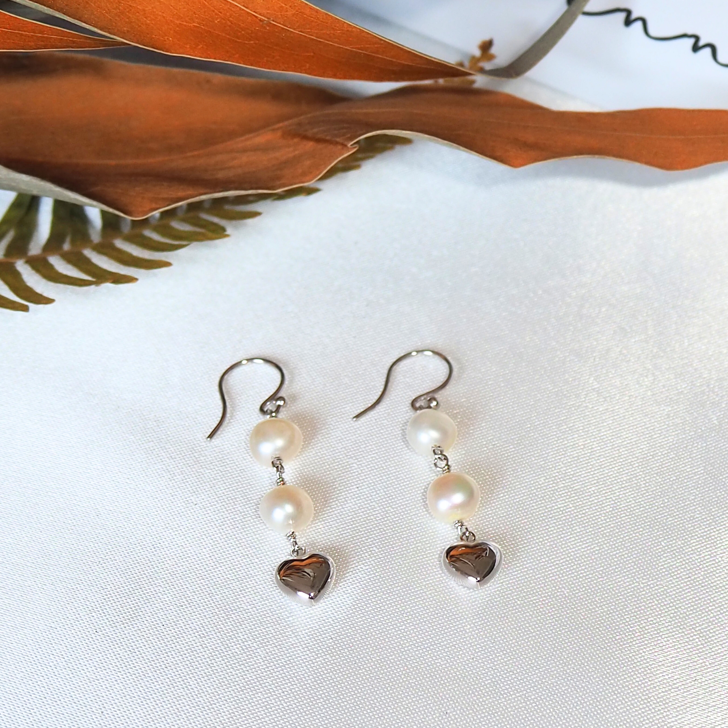 【淡水パール×シルバー】華奢なハート連なるパールピアス｜シンプルで上品な揺れるデザイン