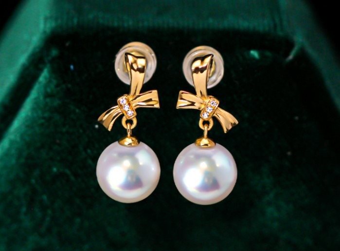 【La Corser】リボンデザイン 日本製 7-10mm アコヤ 天然海水真珠ピアス 18Kゴールド ダイヤモンド風 女神級の