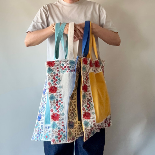 インド／インド刺繍リボン]のんびり歩く草原のトートバッグMaidan