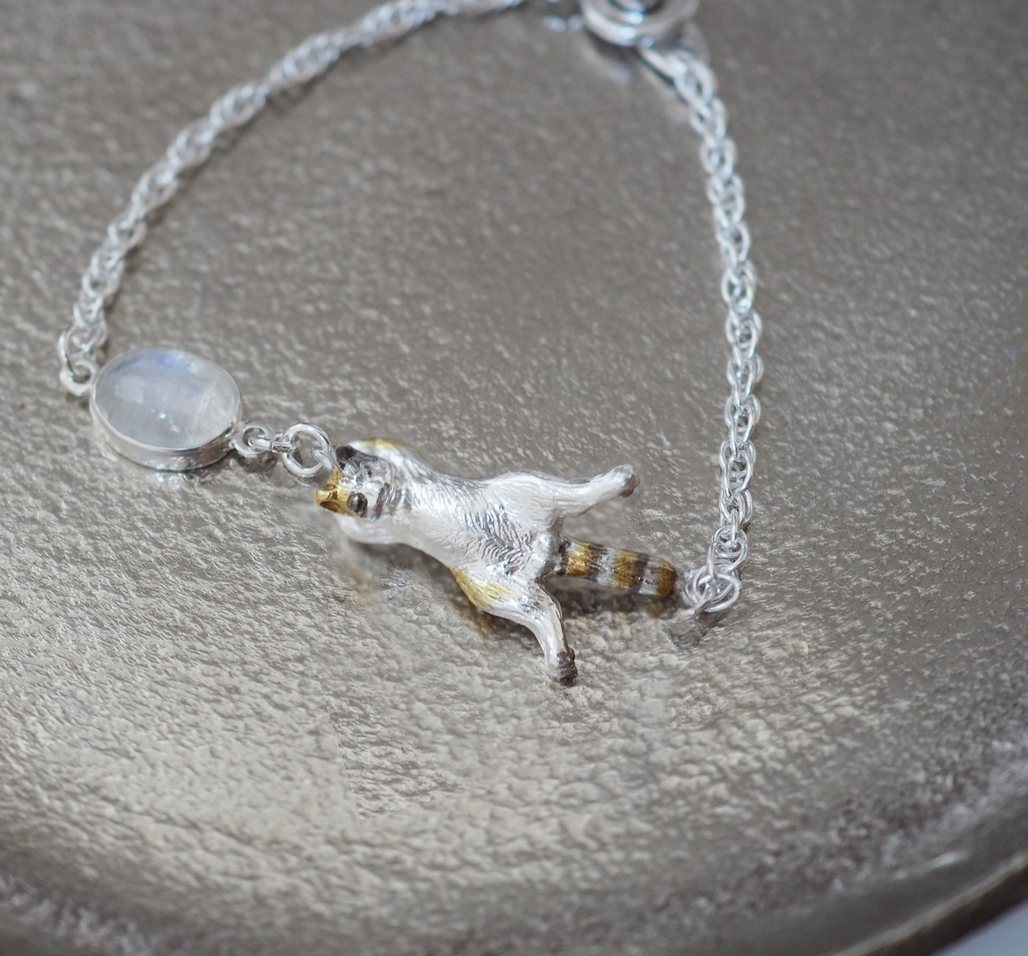 爪をひっかけた猫と天然石のブレスレット レインボームーンストーン