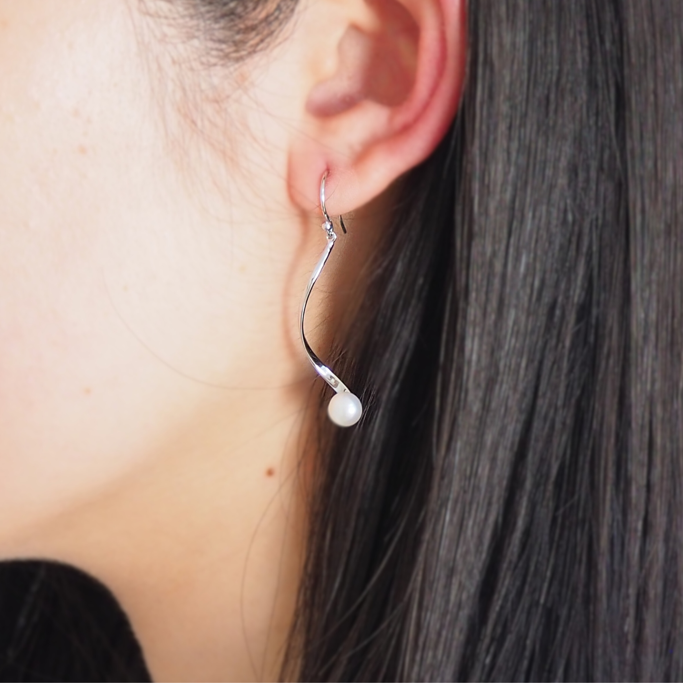 【淡水パール×シルバー】華奢なツイストパールピアス｜シンプルで上品な揺れるデザイン