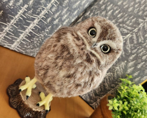 羊毛フェルト製置物 アナホリフクロウ 切り株の土台接着型 羊毛