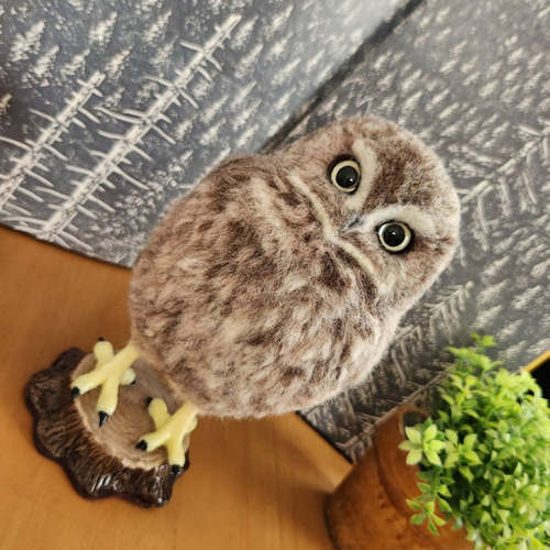 羊毛フェルト製置物 アナホリフクロウ 切り株の土台接着型 羊毛
