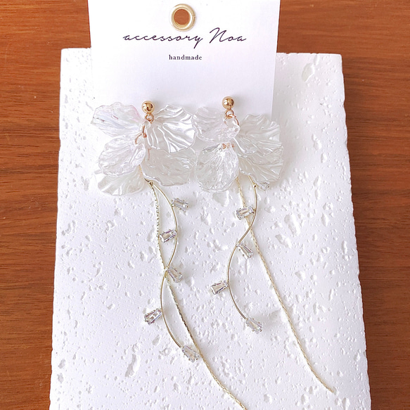イヤカフ / ピアス / イヤリング  フラワー ガラス ビジュー 大ぶり ホワイト ロング 花嫁 ペダルピアス 3枚目の画像