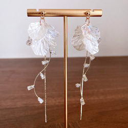 イヤカフ / ピアス / イヤリング  フラワー ガラス ビジュー 大ぶり ホワイト ロング 花嫁 ペダルピアス 5枚目の画像
