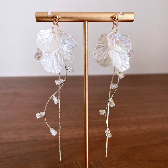 イヤカフ / ピアス / イヤリング  フラワー ガラス ビジュー 大ぶり ホワイト ロング 花嫁 ペダルピアス 5枚目の画像