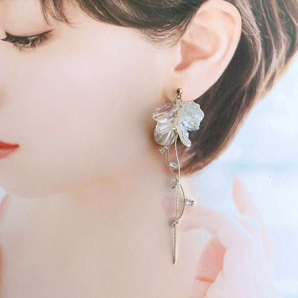 イヤカフ / ピアス / イヤリング  フラワー ガラス ビジュー 大ぶり ホワイト ロング 花嫁 ペダルピアス 4枚目の画像
