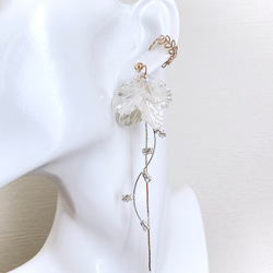 イヤカフ / ピアス / イヤリング  フラワー ガラス ビジュー 大ぶり ホワイト ロング 花嫁 ペダルピアス 11枚目の画像