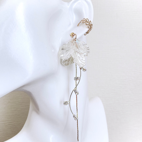 イヤカフ / ピアス / イヤリング  フラワー ガラス ビジュー 大ぶり ホワイト ロング 花嫁 ペダルピアス 11枚目の画像