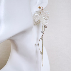 イヤカフ / ピアス / イヤリング  フラワー ガラス ビジュー 大ぶり ホワイト ロング 花嫁 ペダルピアス 6枚目の画像