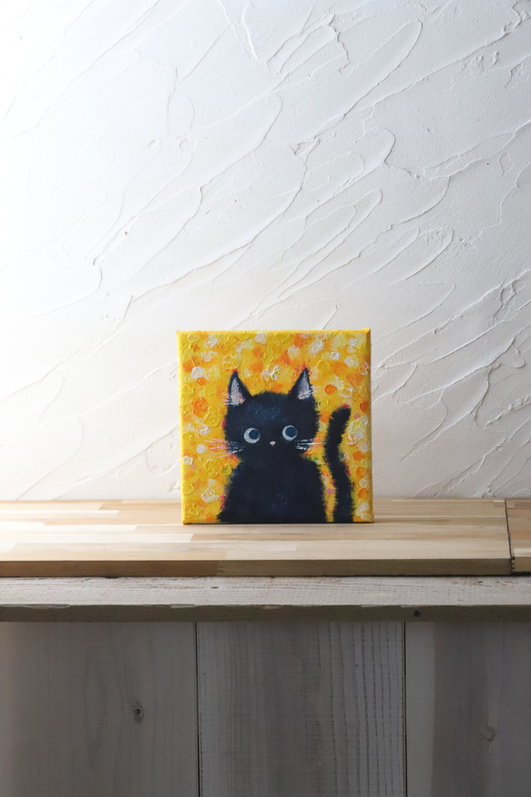 【原画】ミモザの庭で遊ぶ黒猫のクロさん「なにしてるの？」　キャンバス　絵画　18cm角　送料無料　 4枚目の画像