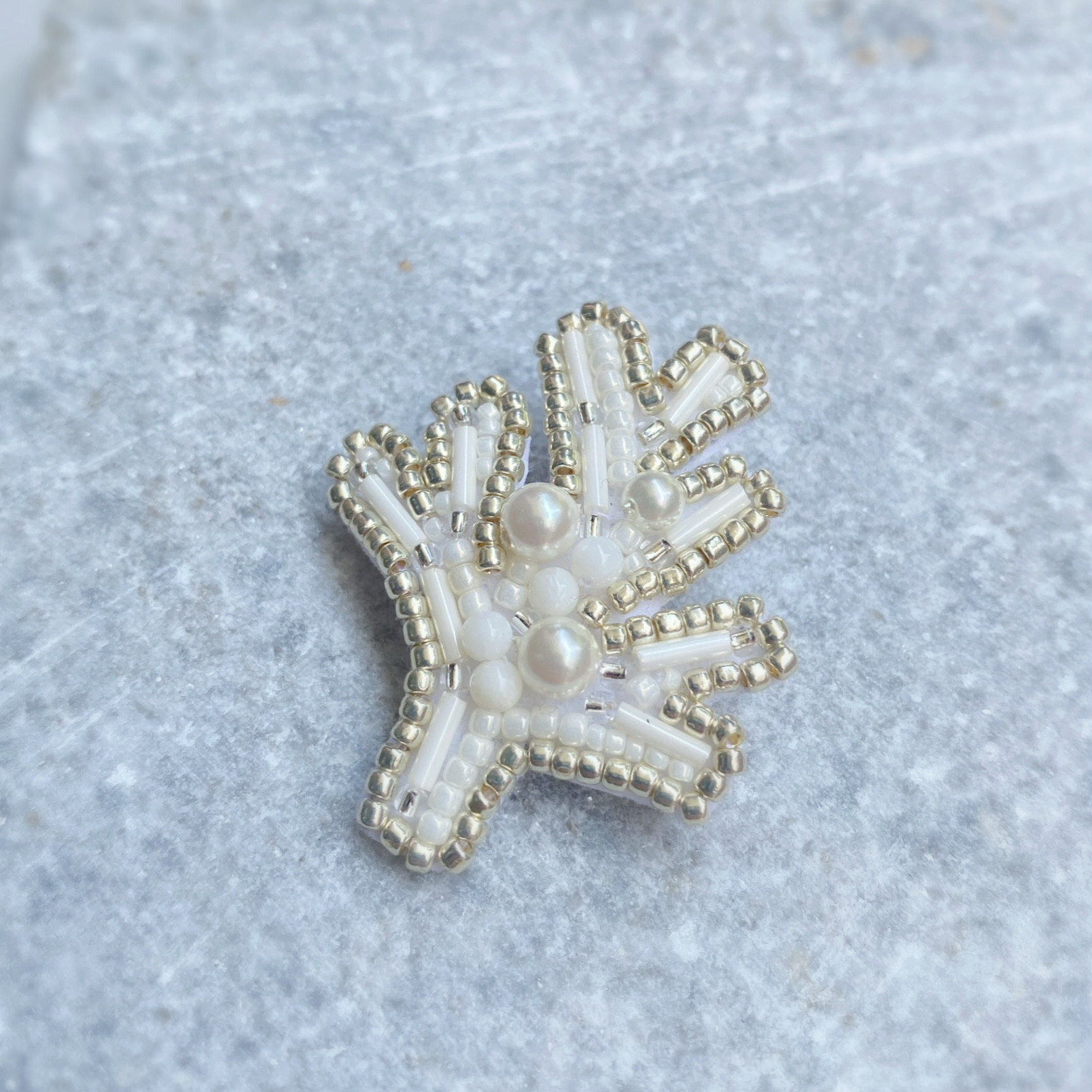 ひ657 超美品　白珊瑚　クリーム色 花モチーフ ブローチ ひ657 超美品 白珊瑚 クリーム色 花モチーフ ブローチ 現品限り
