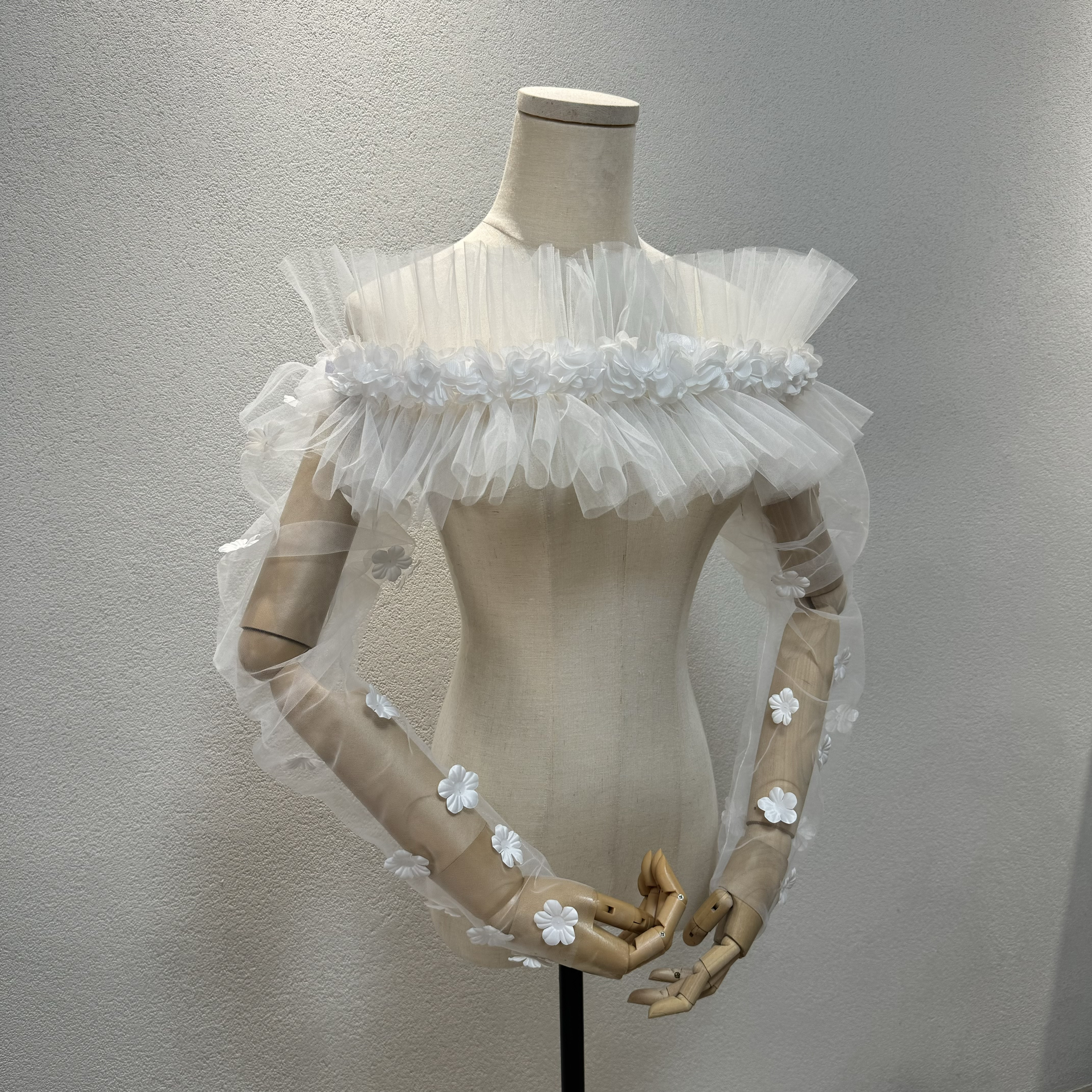 美品！ふんわりチュール　シースルー袖　二の腕カバー　オーダーメイド可能エレガント花飾り　カラー変更可演奏会/お呼ばれ前撮｜詳細画像