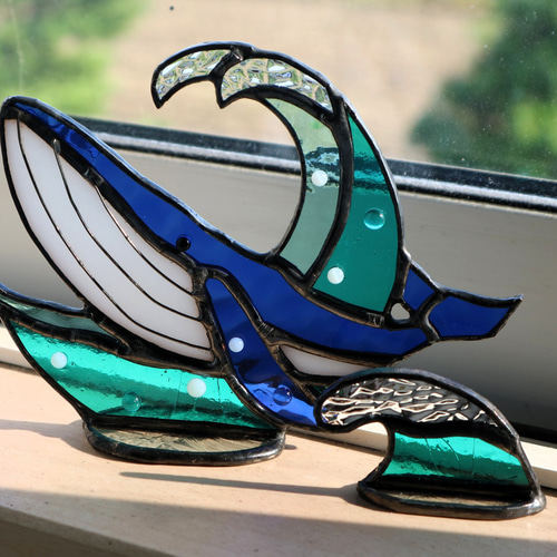 ステンドグラス・サンキャッチャー 波と鯨（受注制作） サン