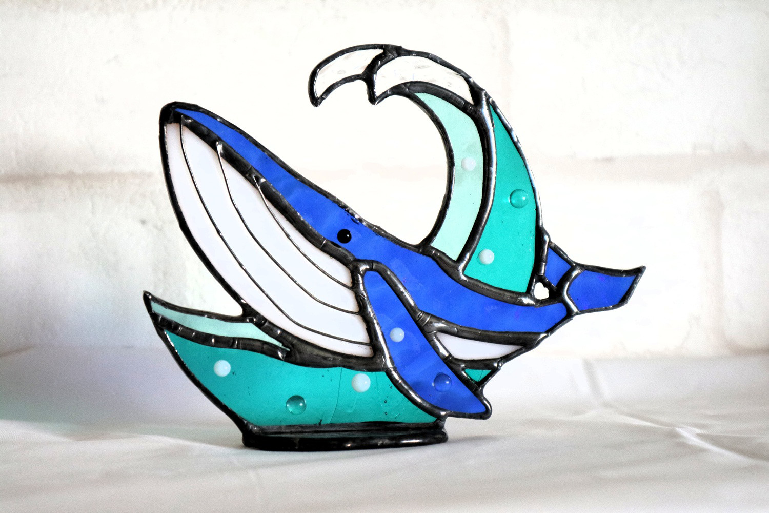 ステンドグラス・サンキャッチャー　波と鯨（受注制作）