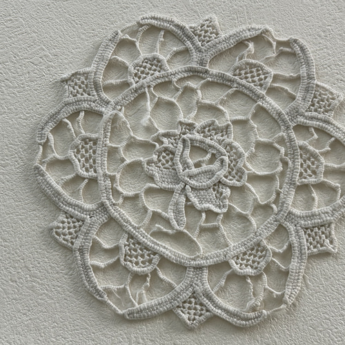 クリスマス前SALE！今日迄　希少フランスアンティーク　刺繍とレース編みドイリー フランスアンティーク ニードルレース ドイリー 1940年代 フラワー