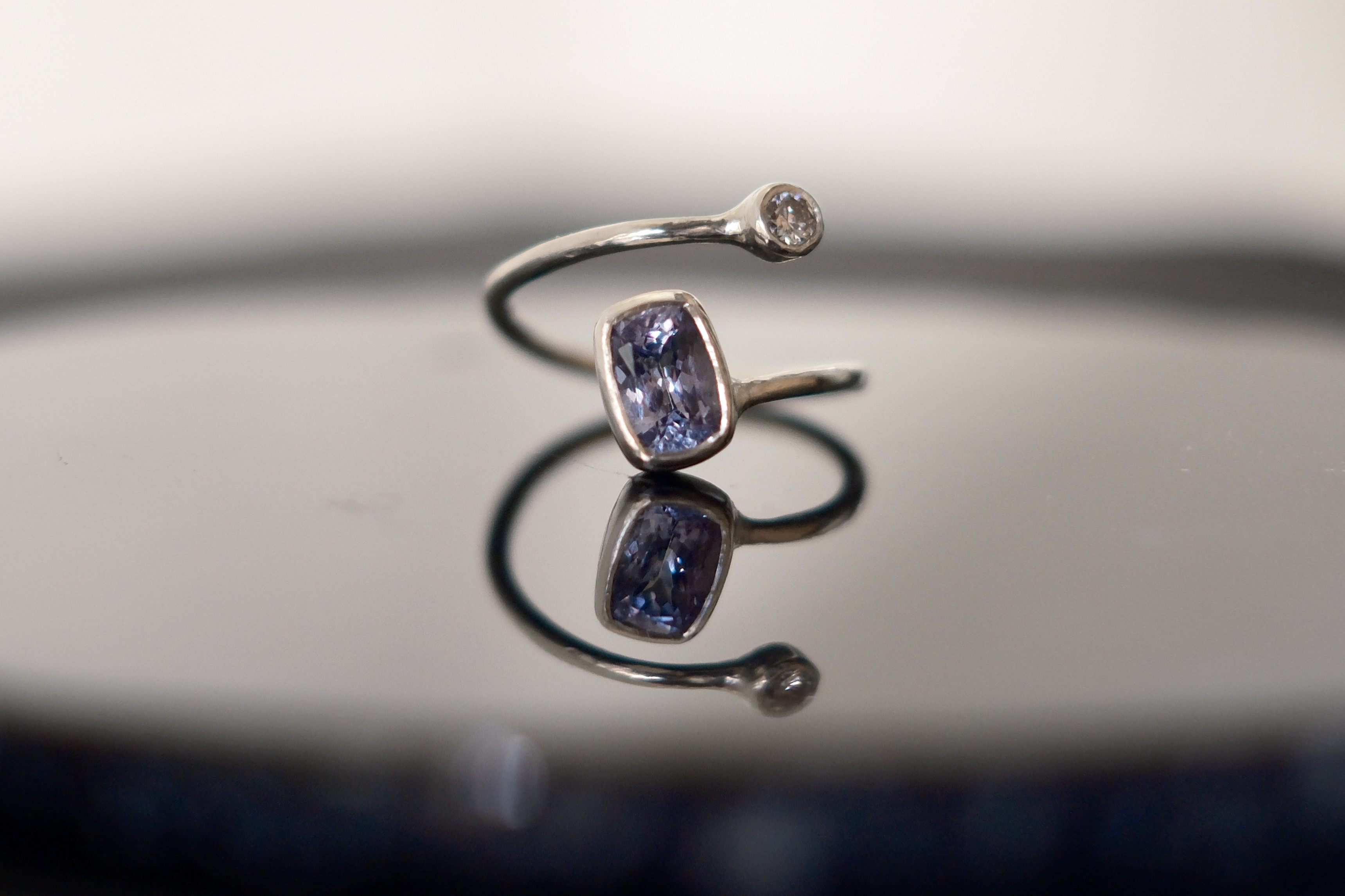 タンザナイトとダイヤモンドのシルバーリング(フリーサイズ)