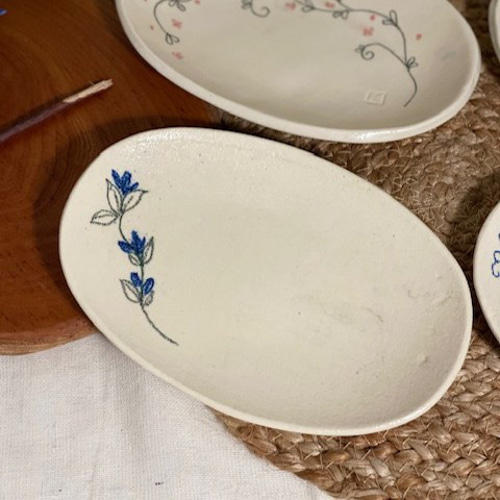 呉須鉛筆 楕円形 手描き皿 中皿 千妣絽 通販 19483226｜Creema(クリーマ)