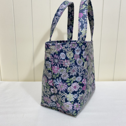 新品タグ付⭐︎TEMBEA 花柄 ビニールミニトートバッグ 雨の日もOK！ 小花柄 ネイビー ラミネートミニトートバッグとポーチ