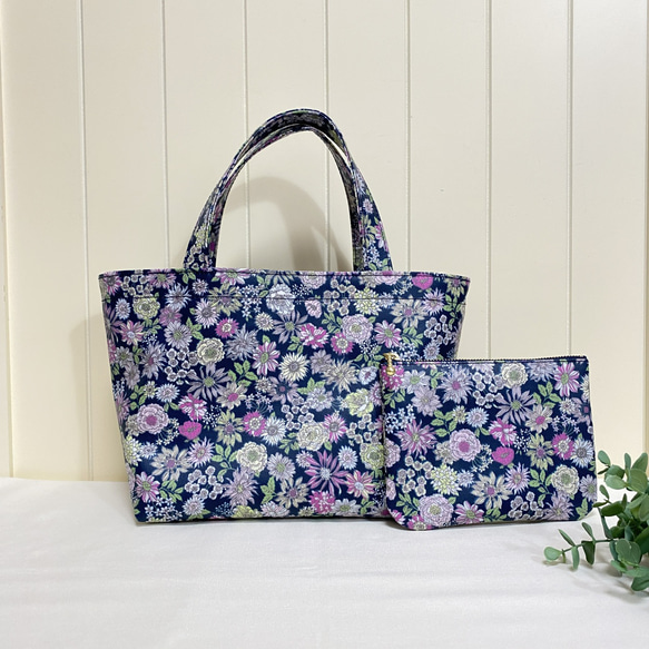 ハンドメイド　トートバッグとポーチのセット5個 雨の日もOK！ 小花柄 ネイビー ラミネートミニトートバッグとポーチ