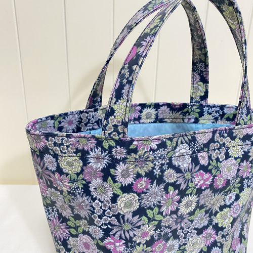 雨の日もOK！ 小花柄 ネイビー ラミネートミニトートバッグとポーチ