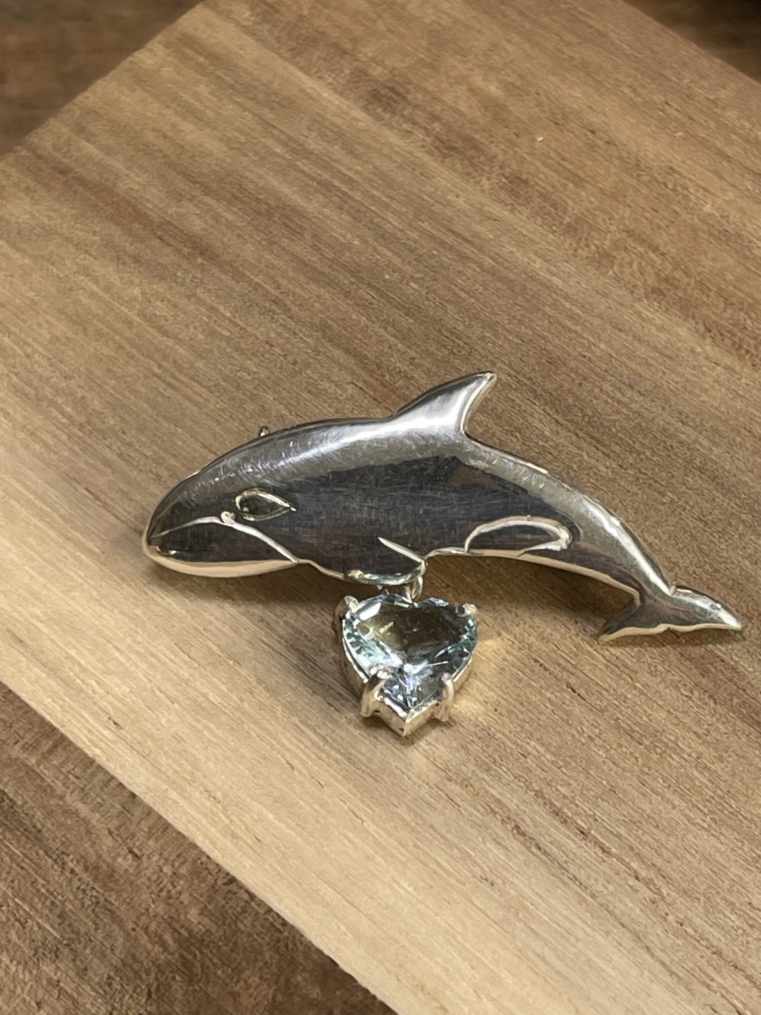 ハートのアクアマリンとシャチのブローチ