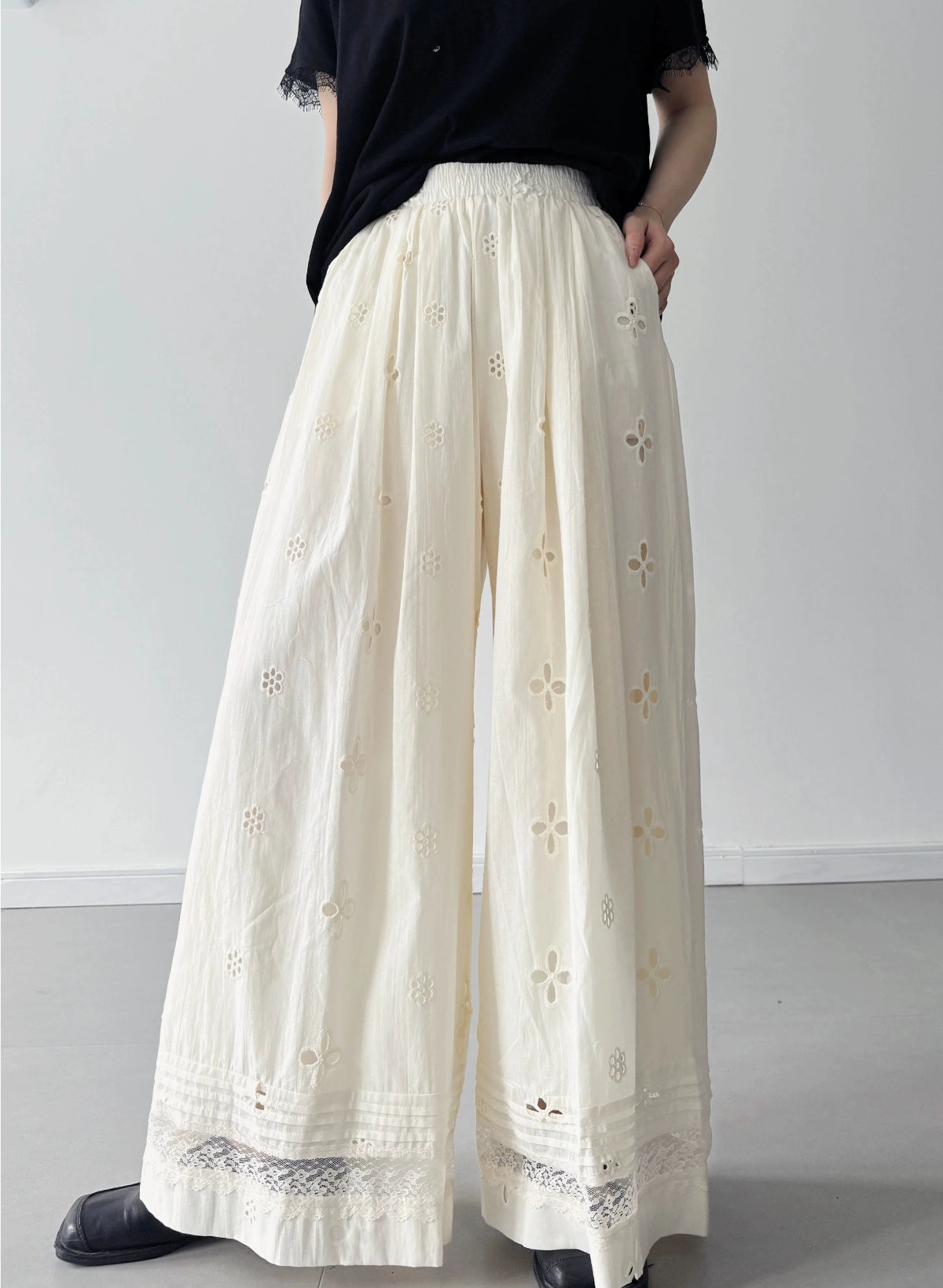 花柄カットアウトとレースが優しい華やかさを演出♪コットンワイドパンツ