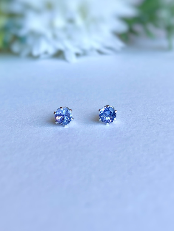 宝石質 タンザナイトの6本爪ピアス  灰簾石 sv925 4mm 12月誕生石 1枚目の画像