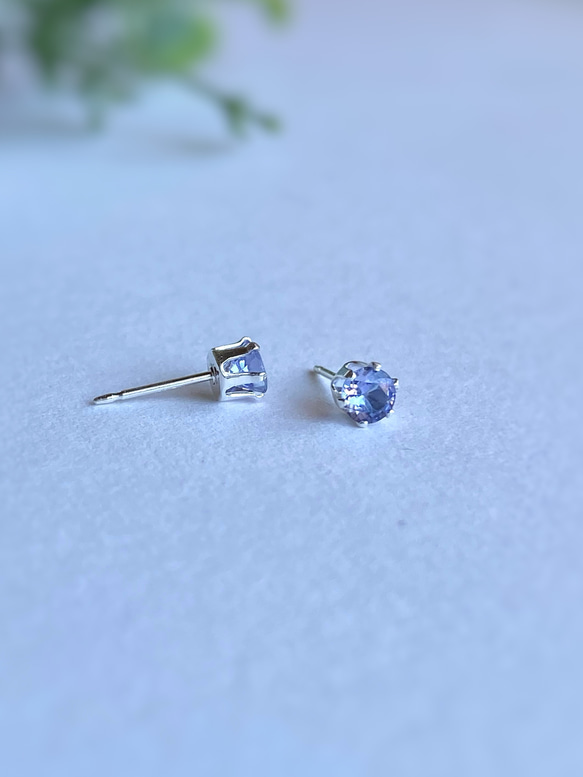 宝石質 タンザナイトの6本爪ピアス  灰簾石 sv925 4mm 12月誕生石 15枚目の画像