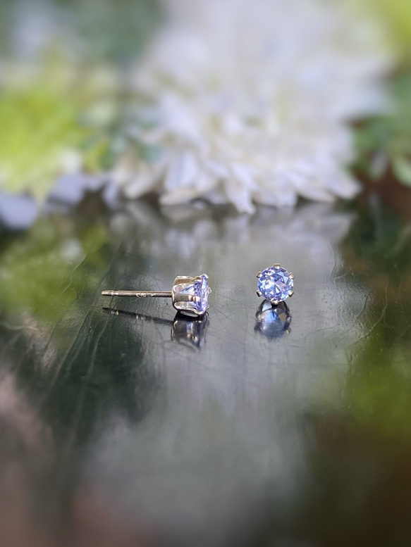 宝石質 タンザナイトの6本爪ピアス  灰簾石 sv925 4mm 12月誕生石 4枚目の画像