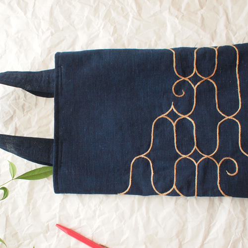 アイヌ文様 ぐるりと刺繍 明治の藍染め生地と柿渋糸で仕立てた