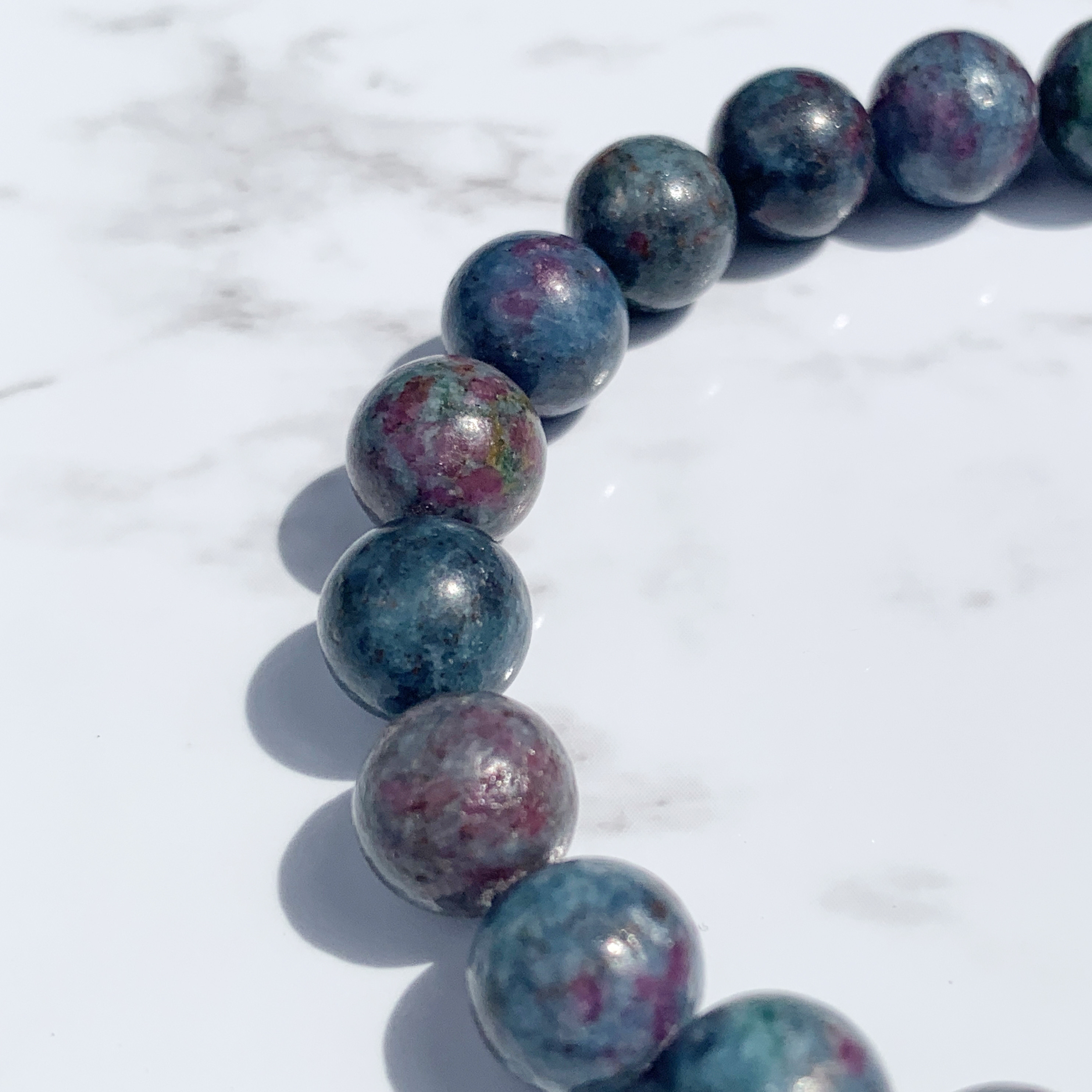 【人間的魅力】いつでも自分らしく／心を澄ませる／希少：ルビーサファイアインカイヤナイト／天然石ブレスレット