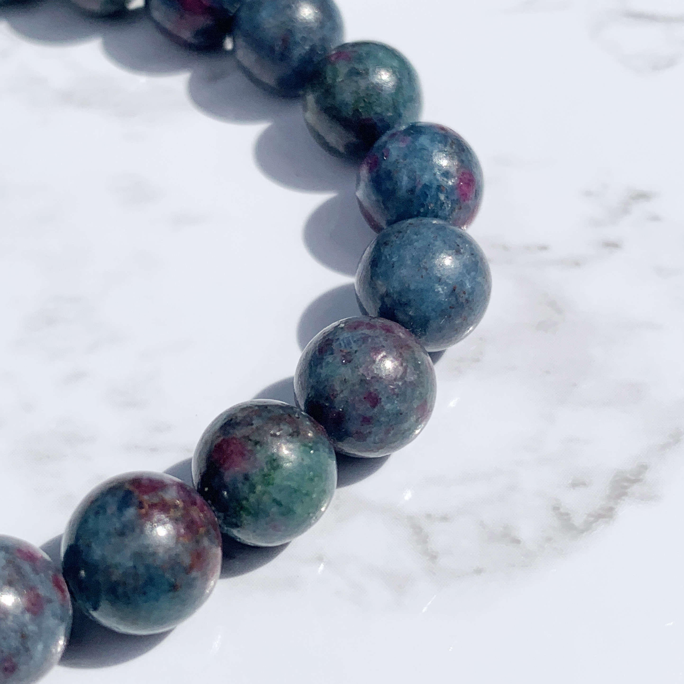 【人間的魅力】いつでも自分らしく／心を澄ませる／希少：ルビーサファイアインカイヤナイト／天然石ブレスレット