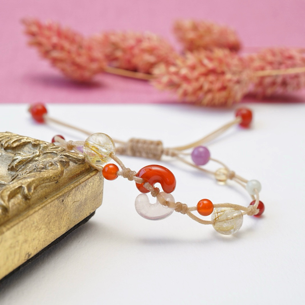赤めのう勾玉とローズクォーツ勾玉のブレスレット