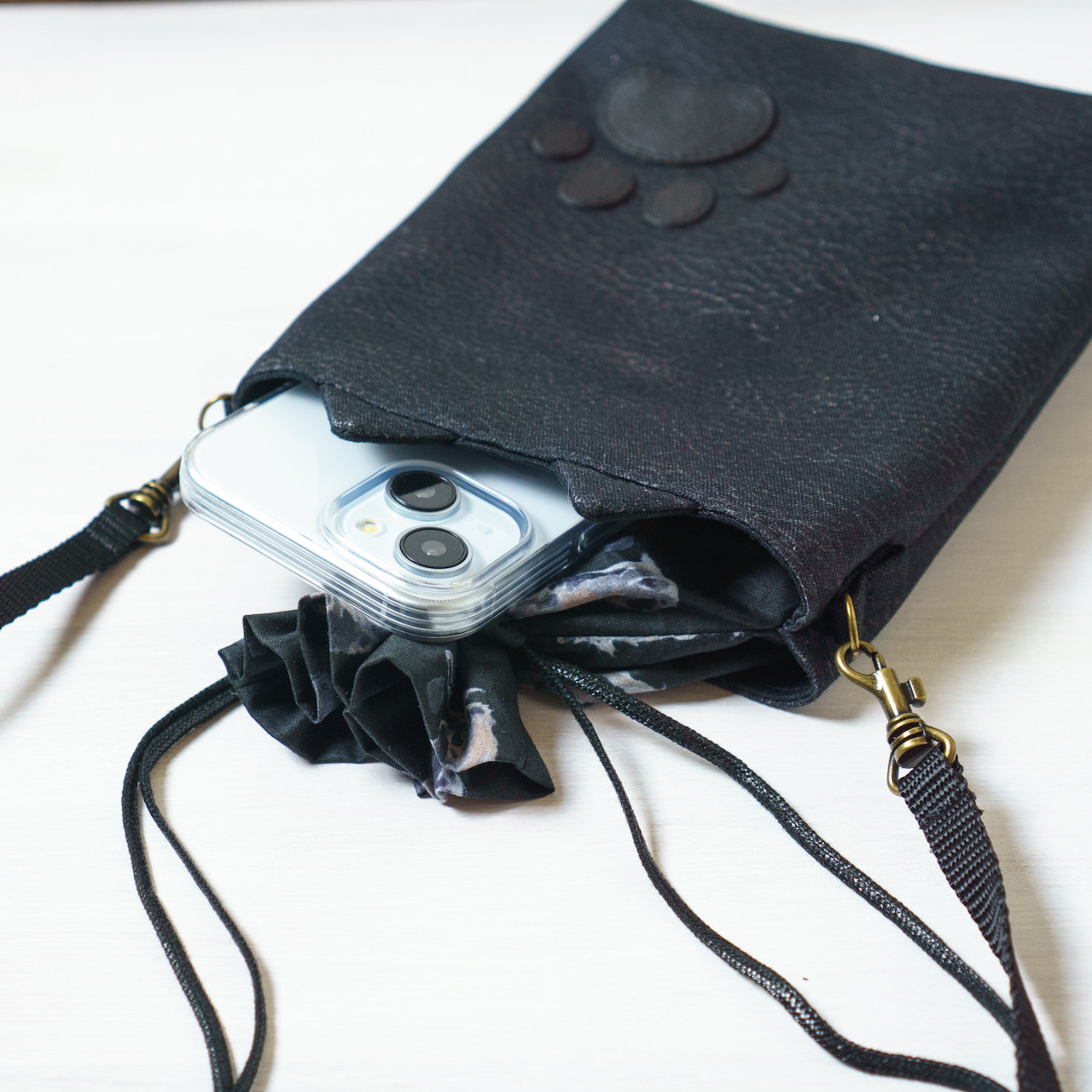 クロ・猫耳 巾着スマホショルダー（猫 ネコ 猫耳）