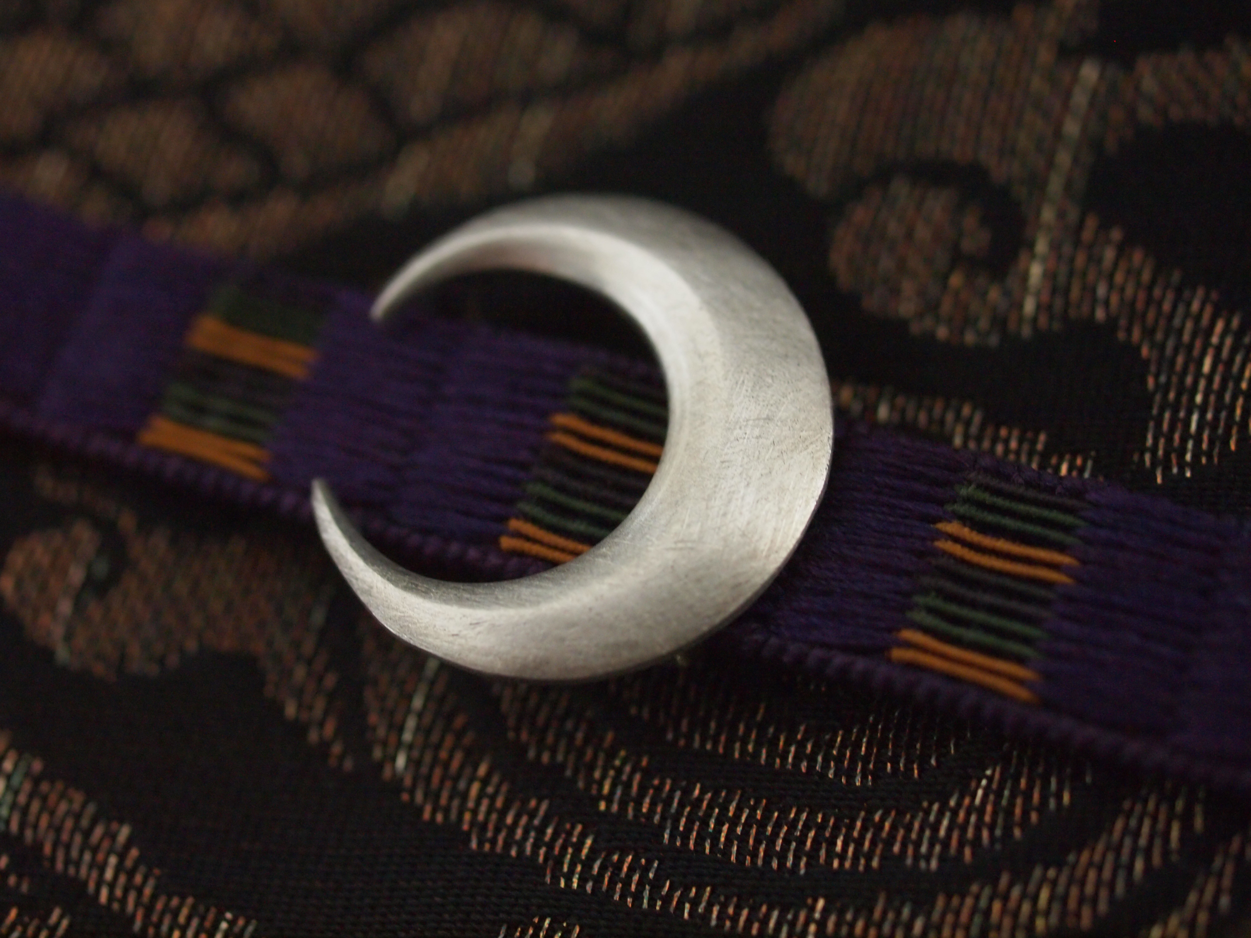 静かな月の帯留