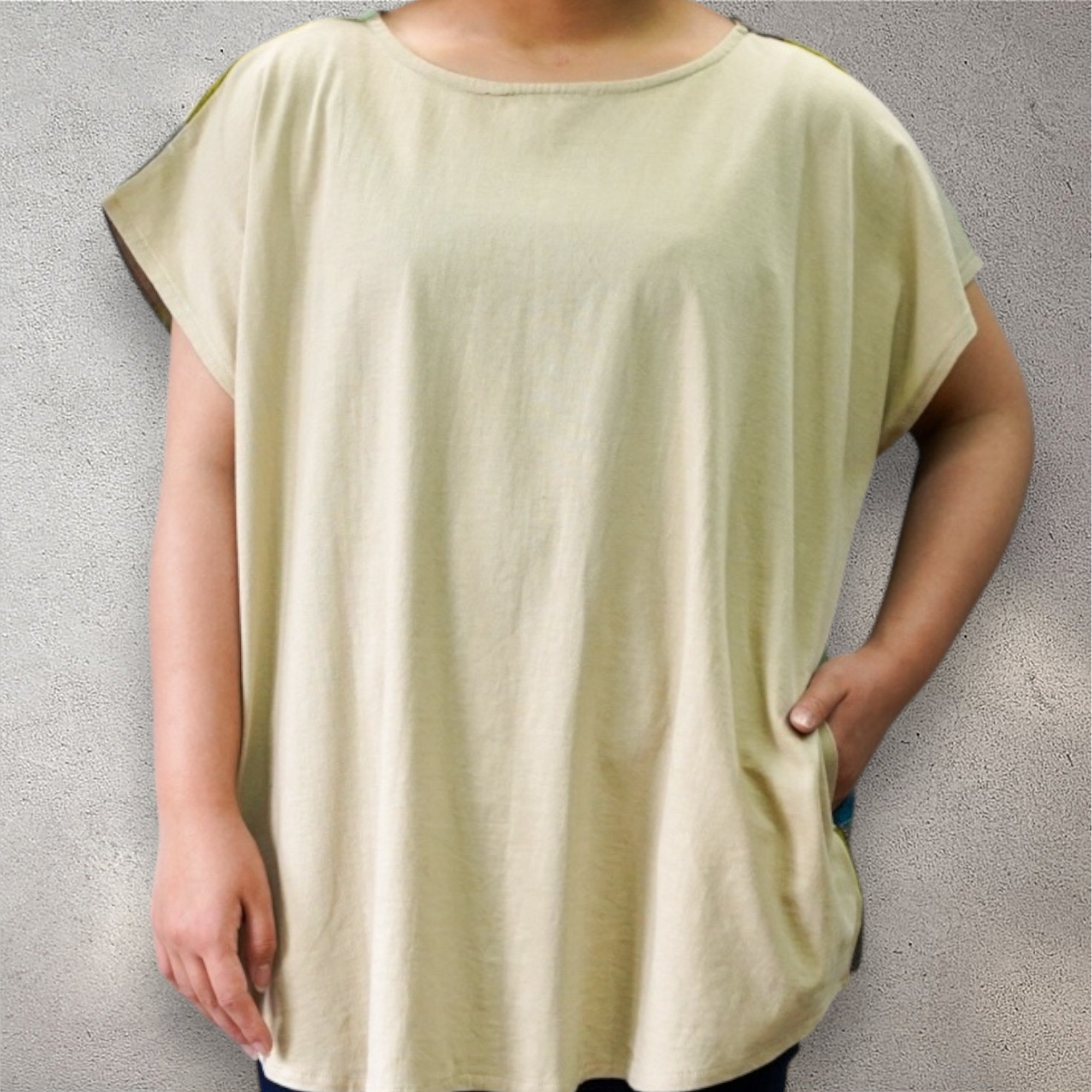 背中が主役のTシャツ　コトノハTシャツ　ベージュ
