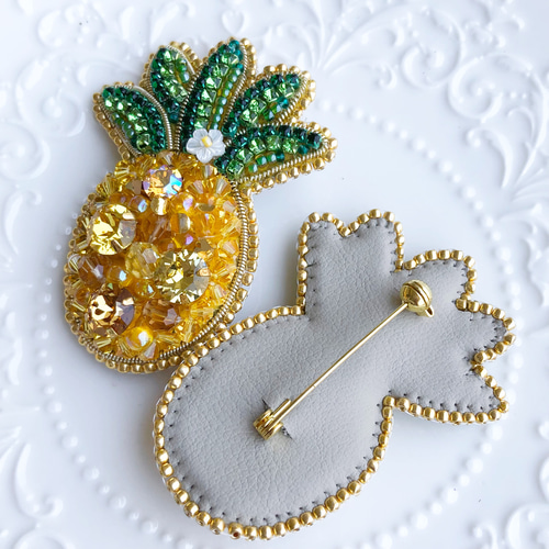 ビーズ刺繍 スワロフスキービジューのパイナップルブローチ ブローチ