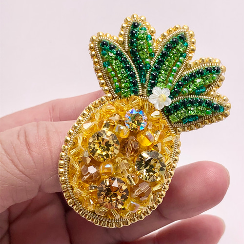 ビーズ刺繍 スワロフスキービジューのパイナップルブローチ ブローチ
