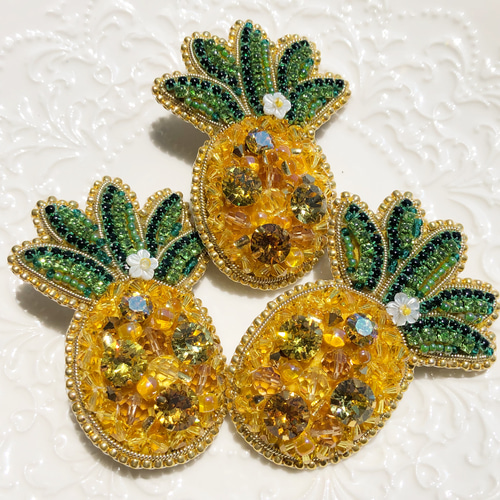 ビーズ刺繍 スワロフスキービジューのパイナップルブローチ ブローチ