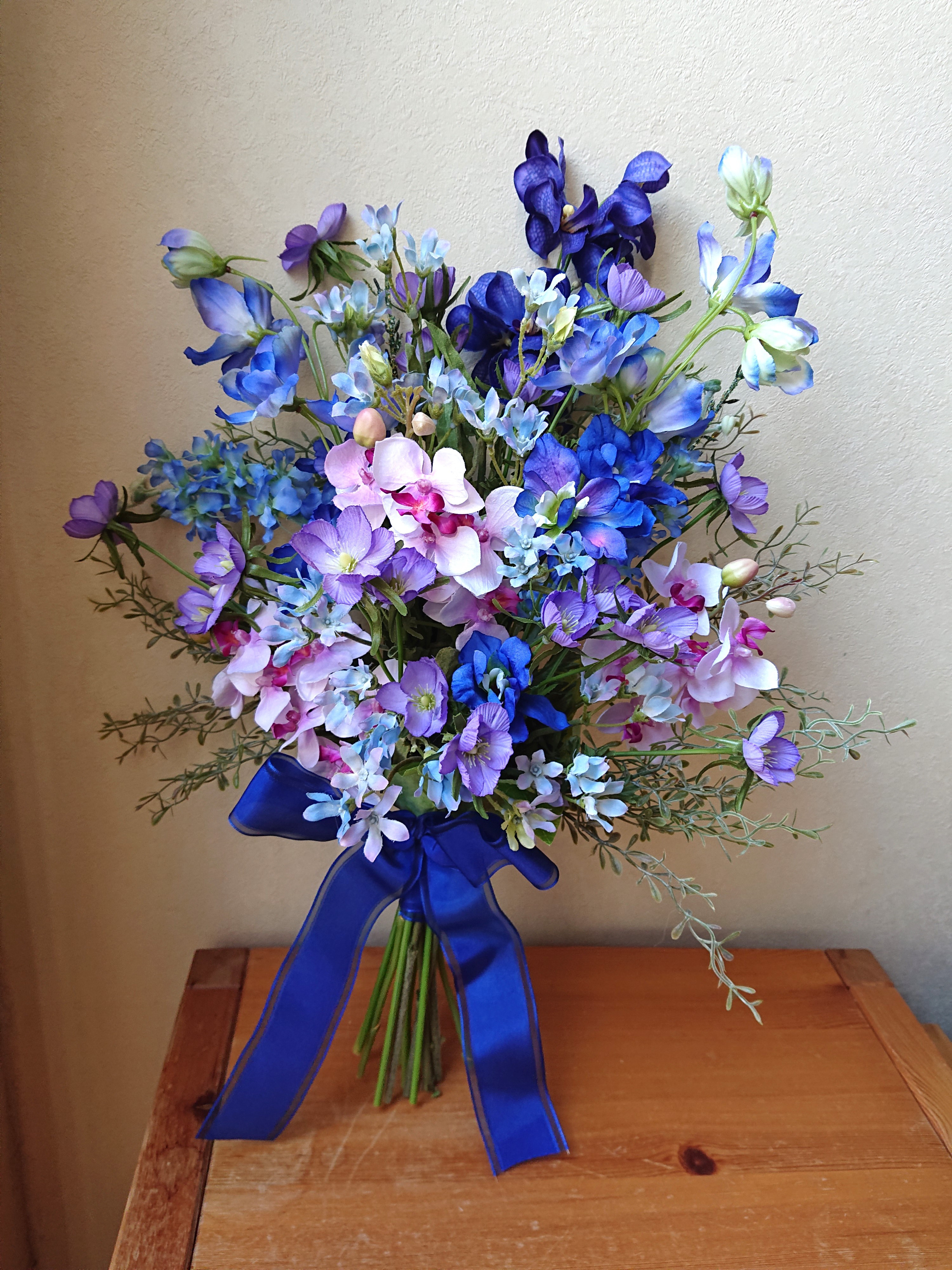 青のクラッチブーケ♪ブートニア付き♪生花みたいに綺麗な造花です♪高品質なのに安い