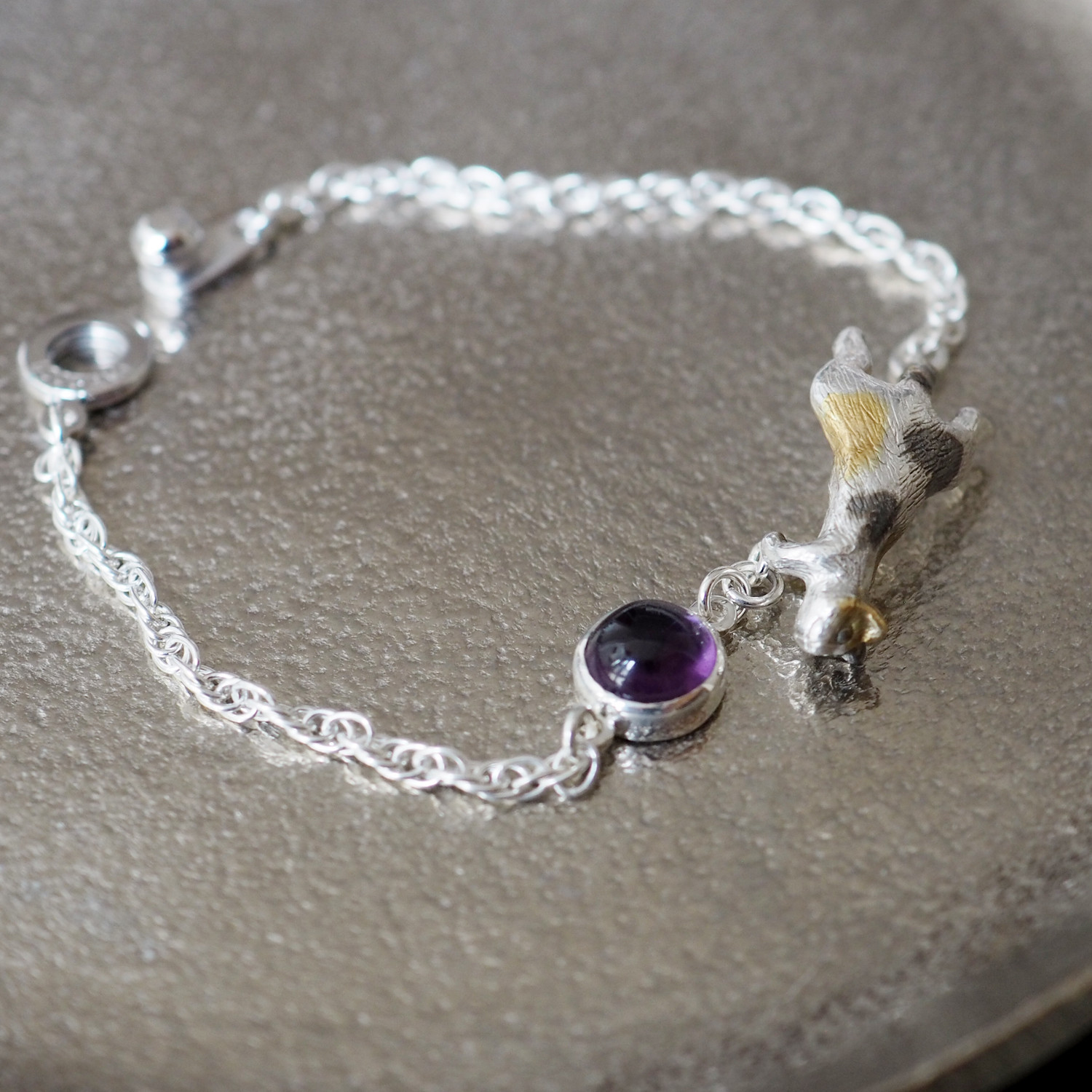 ふりむき三毛猫ブレスレット アメジスト