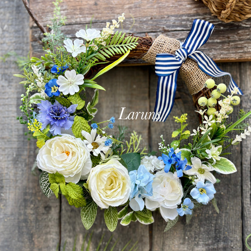 玄関に飾って楽しむ白ローズと青の矢車草のサマーリース 青ブドウを