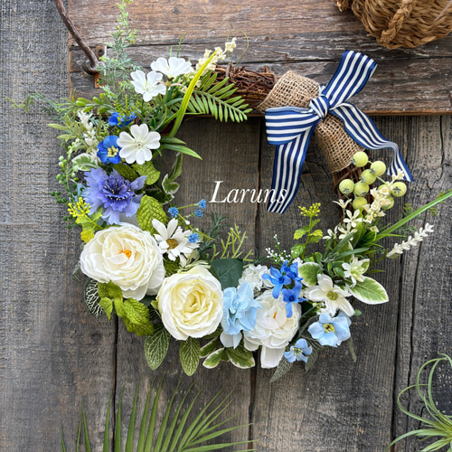 玄関に飾って楽しむ白ローズと青の矢車草のサマーリース 青ブドウを