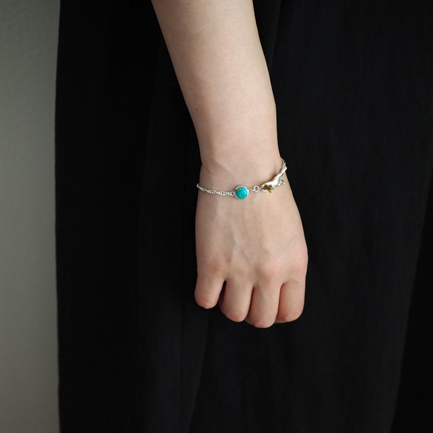 爪をひっかけた猫と天然石のブレスレット ターコイズ