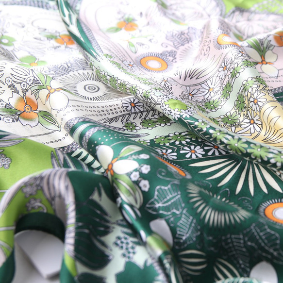 花柄シルク100%スカーフ/グリーン オールシーズン 絹製10約66cm 大判スカーフ　高級感 5枚目の画像