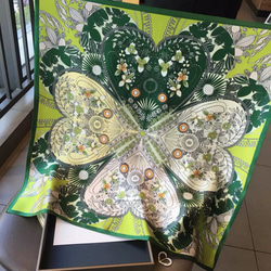 花柄シルク100%スカーフ/グリーン オールシーズン 絹製10約66cm 大判スカーフ　高級感 4枚目の画像