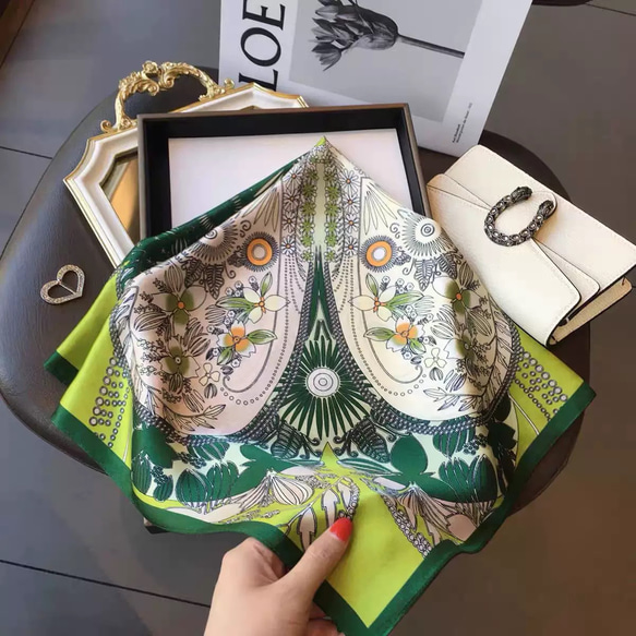 花柄シルク100%スカーフ/グリーン オールシーズン 絹製10約66cm 大判スカーフ　高級感 3枚目の画像