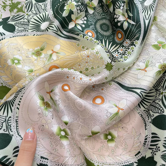 花柄シルク100%スカーフ/グリーン オールシーズン 絹製10約66cm 大判スカーフ　高級感 6枚目の画像