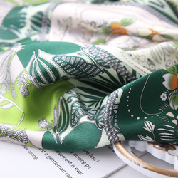 花柄シルク100%スカーフ/グリーン オールシーズン 絹製10約66cm 大判スカーフ　高級感 2枚目の画像